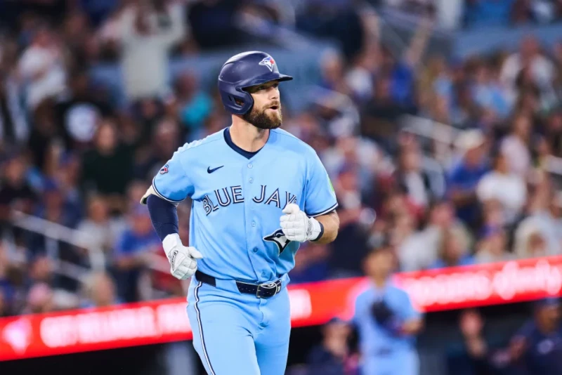 Nathan Lukes jonronea y Azulejos detienen racha de 9 triunfos de los Reales