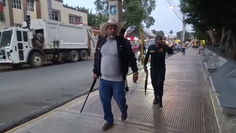 Con escopeta en mano Santiago Riverón encabeza operativo contra indocumentados haitianos