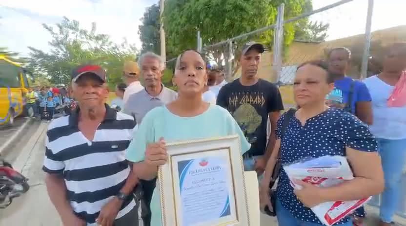 Comunitarios impiden docencia y exigen reposición de directora de escuela La Ceiba en Loma de Cabrera