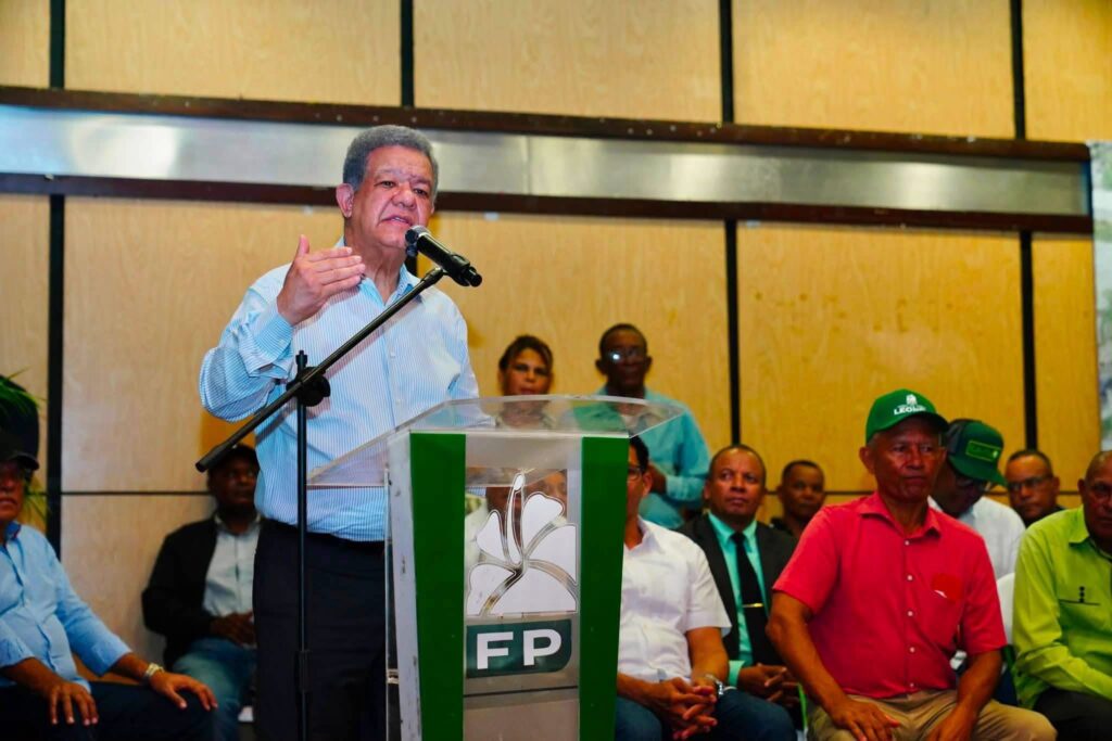 Leonel Fernández encabeza juramentación de nuevos dirigentes en Dajabón