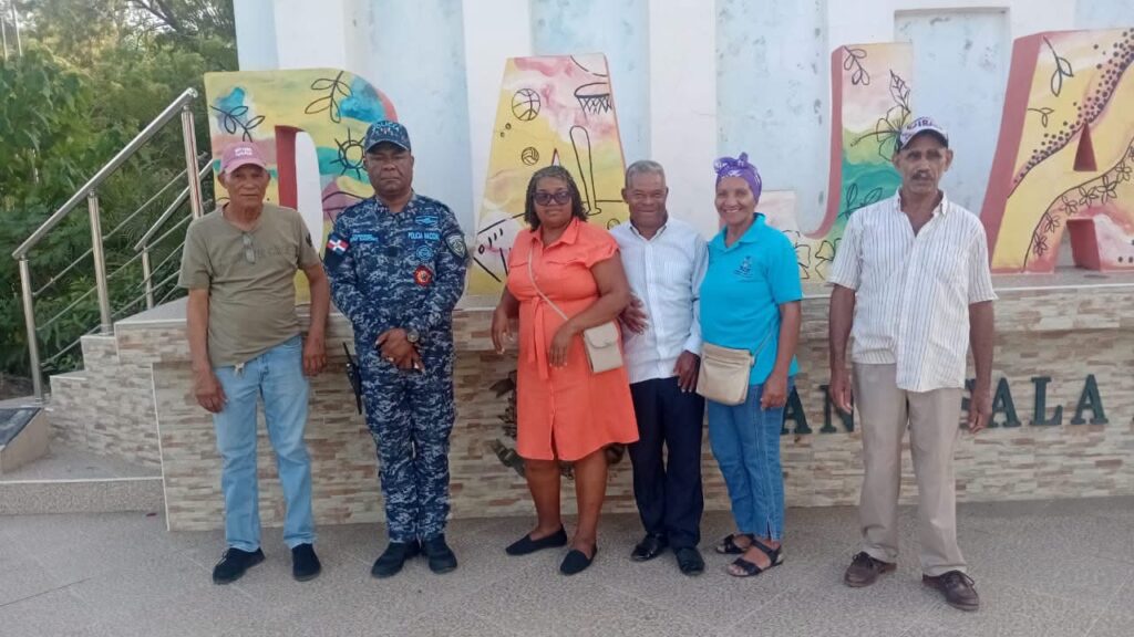 Comandante de la policía de Dajabón Coronel Sánchez Mejía se reune con junta de vecinos del sector El Paraíso