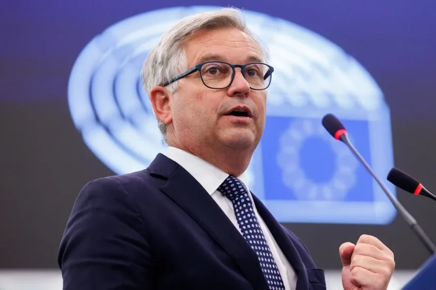 La CE pide avanzar en una directiva que sanciona a quien colabore con la migración irregular