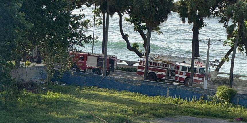 Tres fuertes detonaciones generan alarma y columna de humo en el Malecón de Santo Domingo