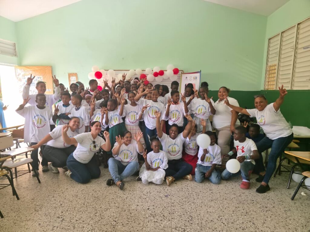 Visión Mundial y CONANI culminan jornadas de sensibilización del programa «Toma el Control, Ponlo en Pausa» en comunidades de Montecristi