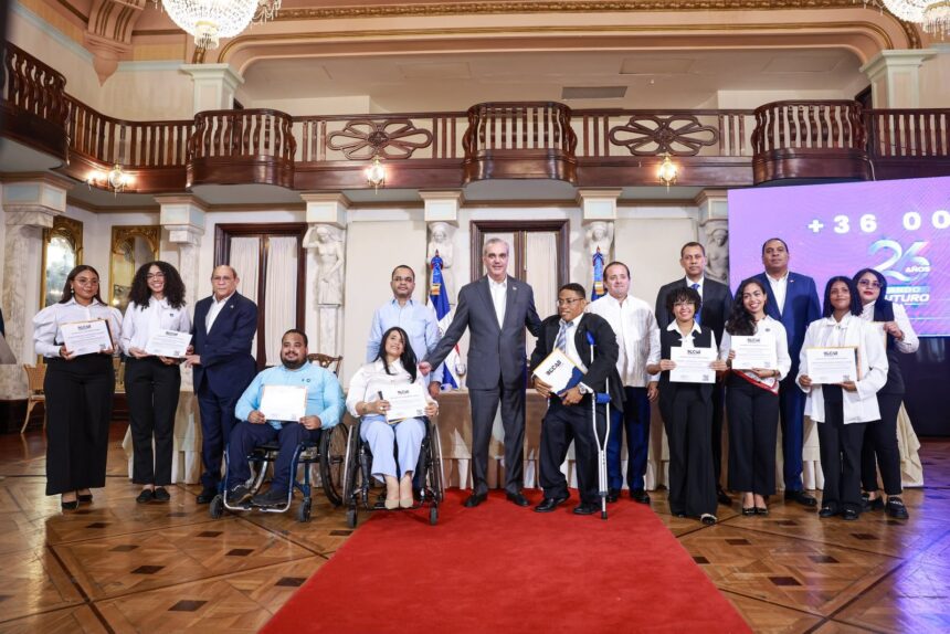 Abinader transforma la educación digital a través del ITLA entregando más de 36 mil becas tecnológicas