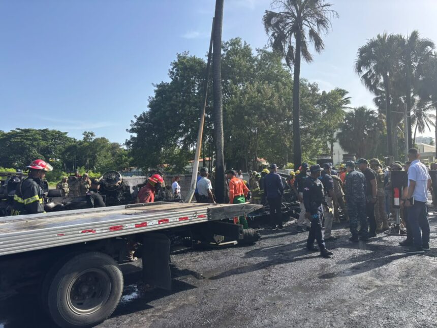Bomberos recuperan dos cuerpos tras incendio de tanquero en el Malecón; investigan causas del accidente