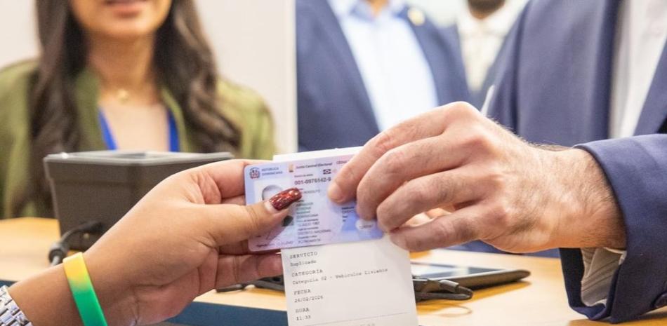 Abinader emite decreto que elimina restricción de edad para licencias de conducir