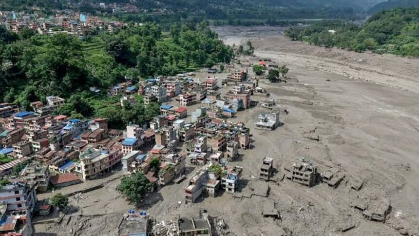 Riada Nepal deja al menos 1,225 muertos y 4,757 desaparecidos