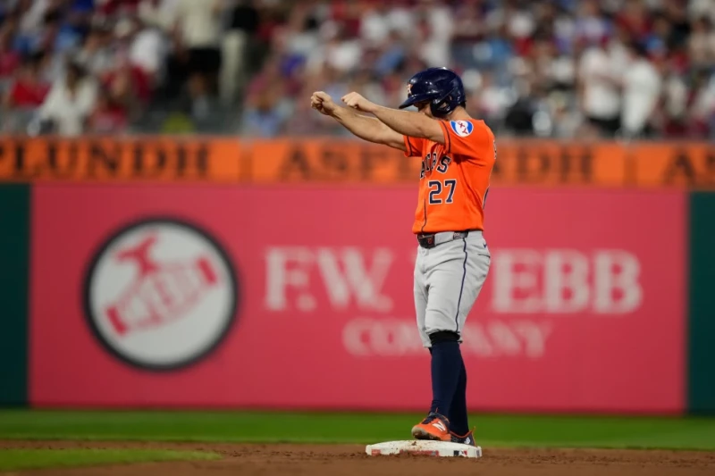 José Altuve, con doble a Cristopher Sánchez, llega a los 2 mil 500 hits