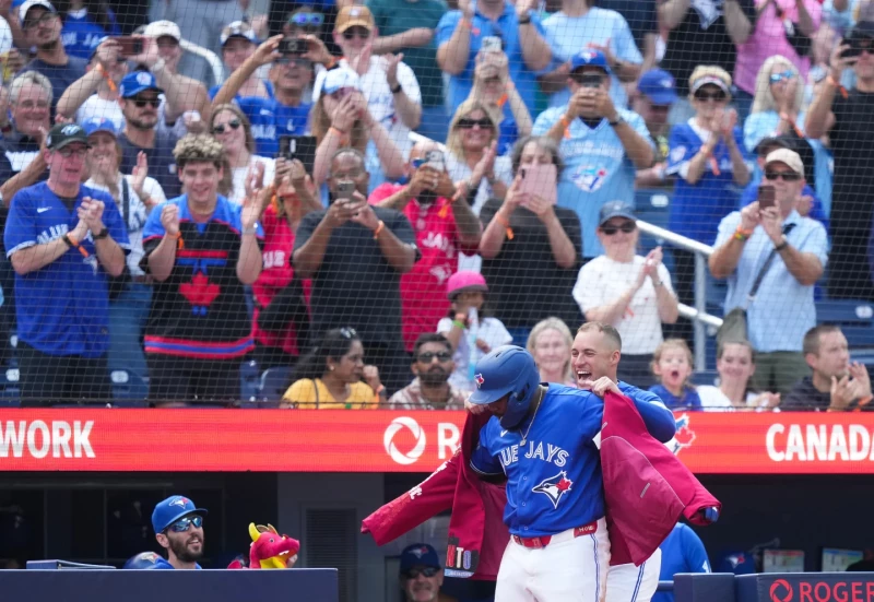 Guerrero Jr. da 4 hits, con su primer jonrón en casa, mientras Toronto vence a los Orioles