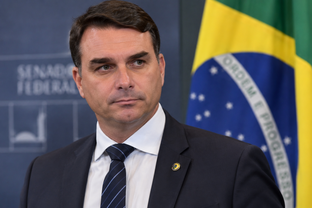 Investigación por presunta corrupción sacude campaña de Flávio Bolsonaro en Brasil