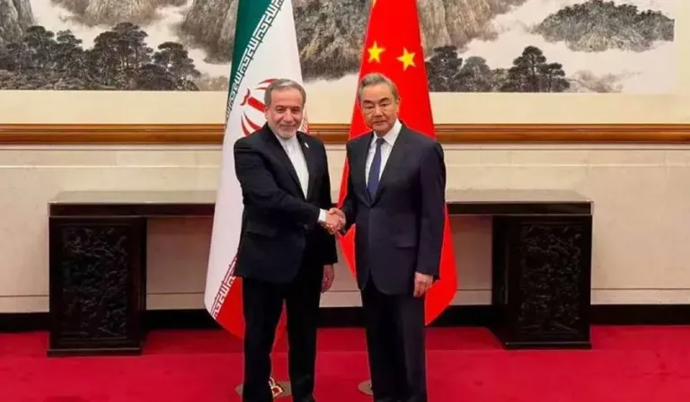 China urge a Irán y EE.UU. a retomar acuerdo de paz y reabrir el estrecho de Ormuz
