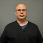 Médico de origen dominicano es arrestado en Connecticut acusado de agredir sexualmente a un menor