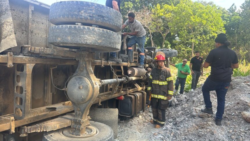 Conductor resulta herido tras volcarse camión en tramo carretero Jarabacoa–La Vega