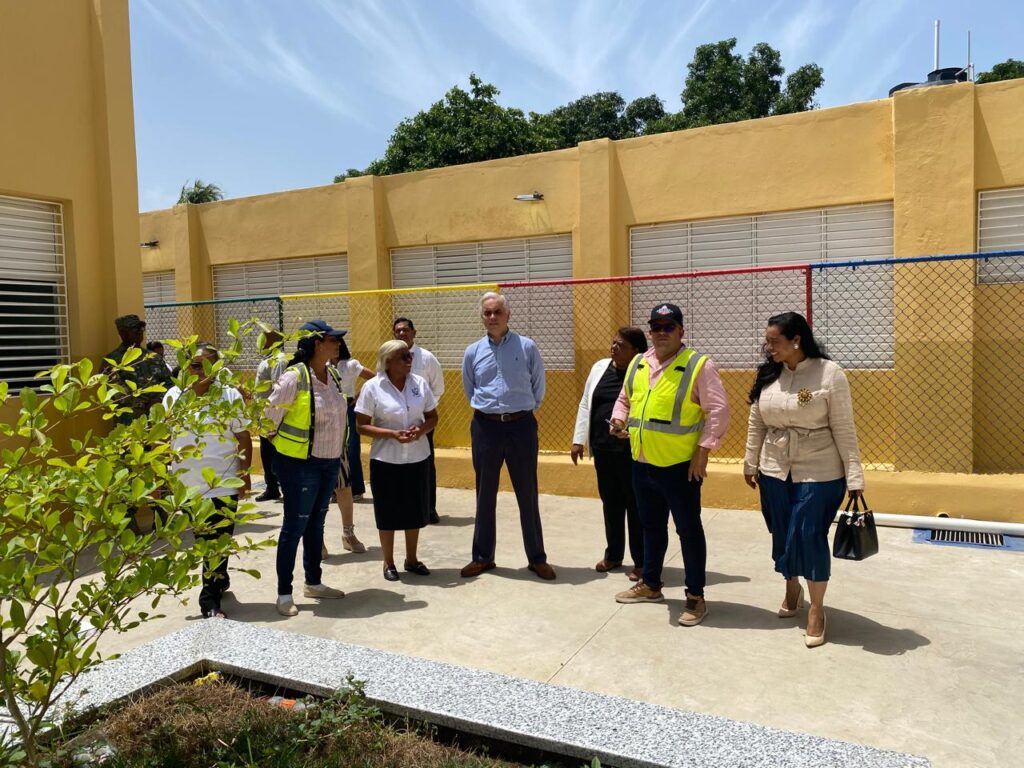 Ministro de Educación supervisa obras escolares en Dajabón y anuncia entrega de nuevos espacios este mes