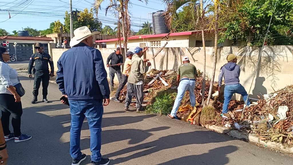 Alcaldía de Dajabón devuelve desechos sólidos arrojados en la acera y anuncia multa
