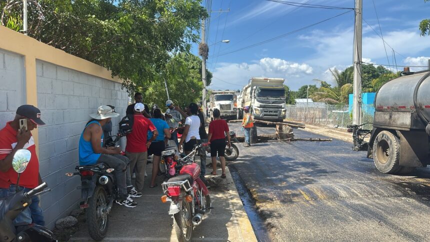 Protestan por colocación de asfalto sobre asfalto en La Vigía-Dajabón dejando de lado las calles que realmente lo necesitan