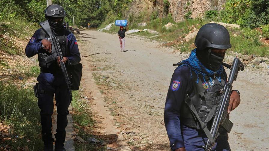 Policía haitiana entra en bastiones de bandas en Artibonito y derriba 11 barricadas