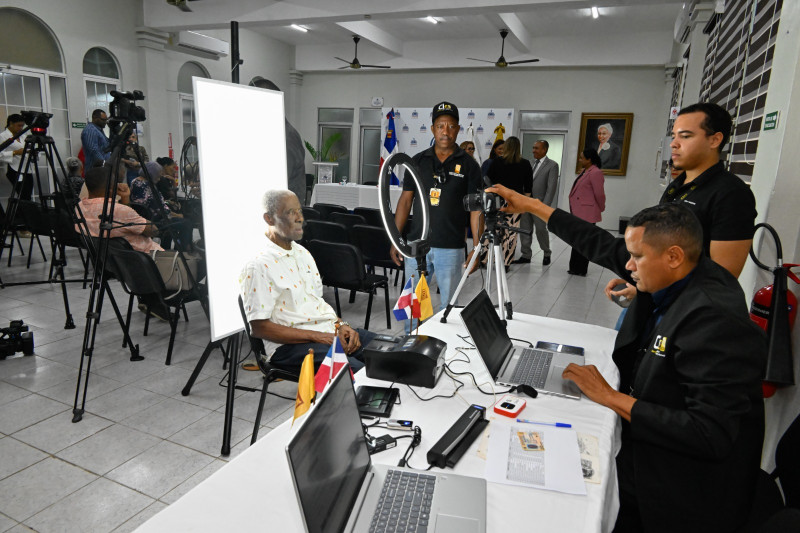 Más de cuatro de millones de dominicanos ya cuentan con la nueva cedula; resta la mitad por renovar