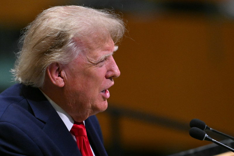 Trump sugiere a portavoz Casa Blanca que deje el cargo tras polémica en su primera semana