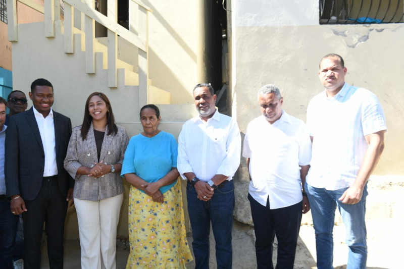 Hermanos frías reciben la vivienda construida por el Gobierno