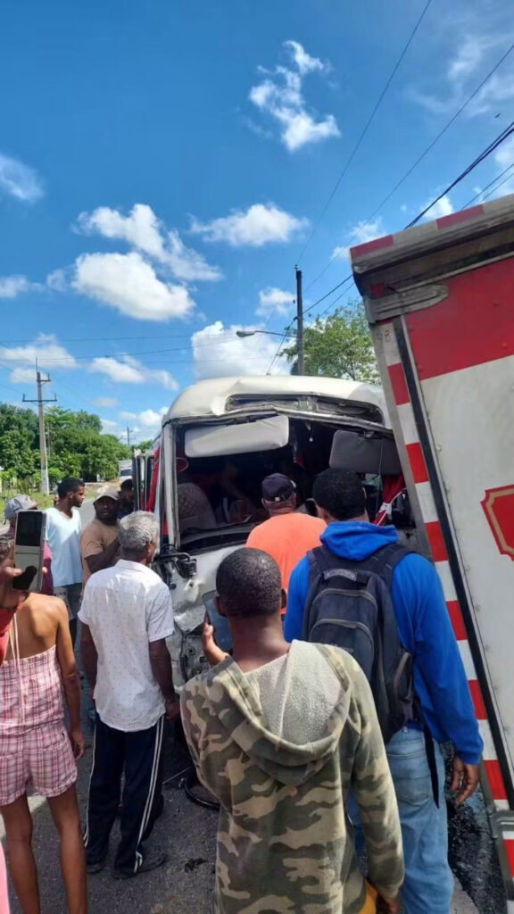 Ocho heridos tras choque entre autobús de pasajeros y un camión en la carretera Hato Mayor-SPM