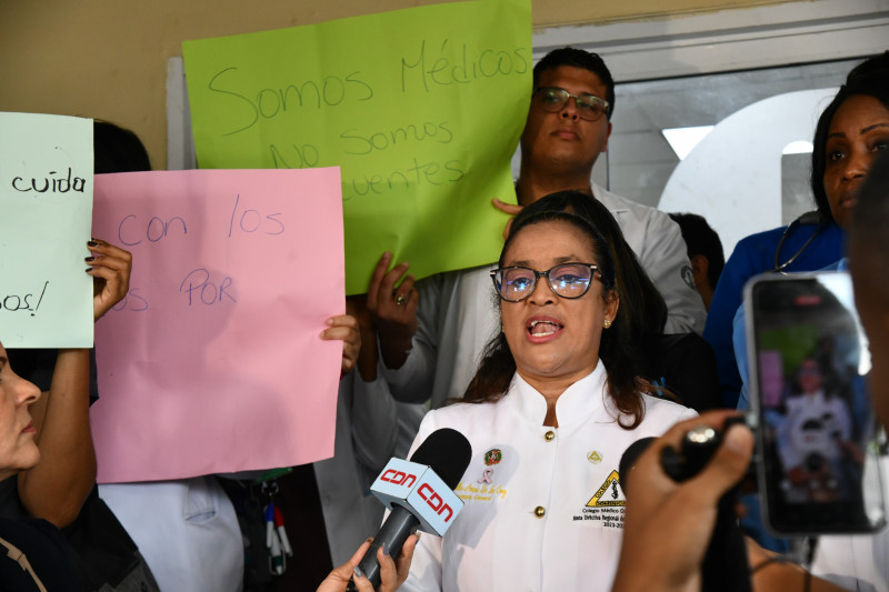 Médicos paralizan consultas y exigen pago de incentivos