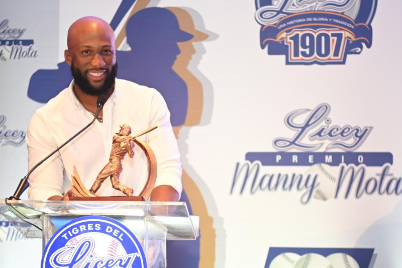 Mel Rojas Jr. recibe el primer Premio Manny Mota