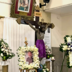 Iglesia ecuatoriana da último adiós a secerdote que murió al caerle una cruz en Guayaquil