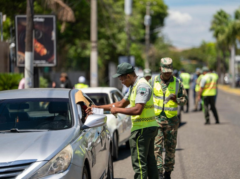 Intrant y Digesett fiscalizan vehículos «piratas» en corredores del Distrito Nacional