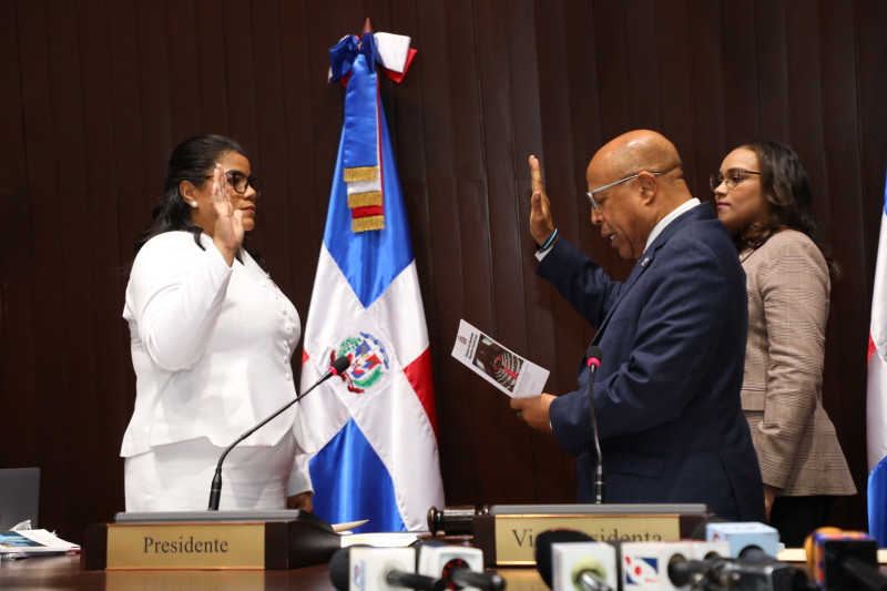 Diputados escogen a la hija del fallecido diputado Jorge Frías como su sustituta