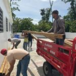 Oficina Senatorial de Monseñor Nouel entrega materiales para reparación de viviendas en Arroyo Toro-Masipedro