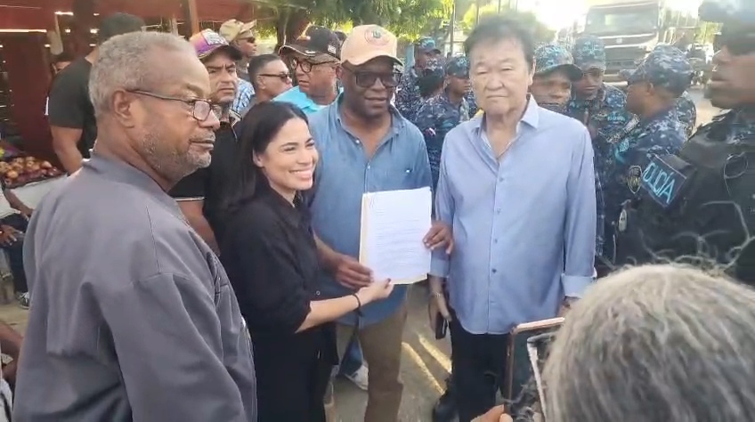 Dueños de equipos pesados protestan en Montecristi por deuda de RD$80 millones; acuerdan reunión con viceministro de Agricultura