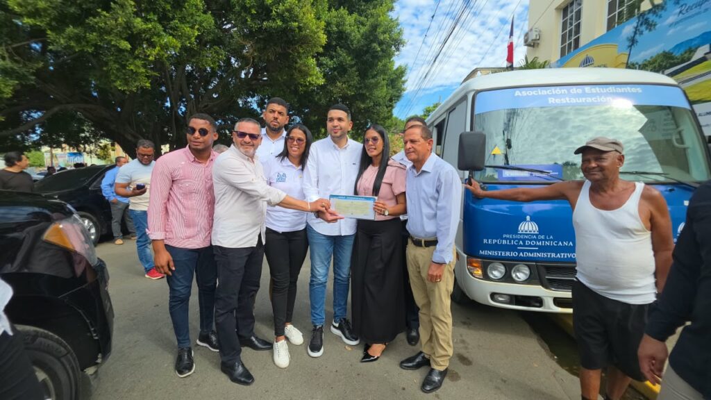 Ministro de la Juventud entrega nuevo autobús a estudiantes universitarios de Restauración, Dajabón