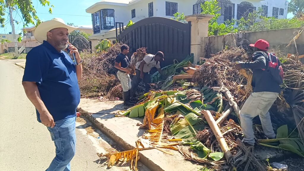 Alcalde de Dajabon lo hace de nuevo devuelve basura a residente tras arrojarla en las aceras